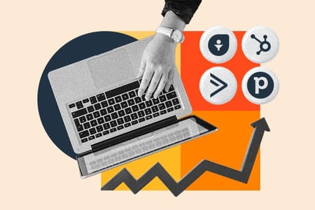 Salesforce-Alternativen: Bild zeigt eine Hand auf dem Computer