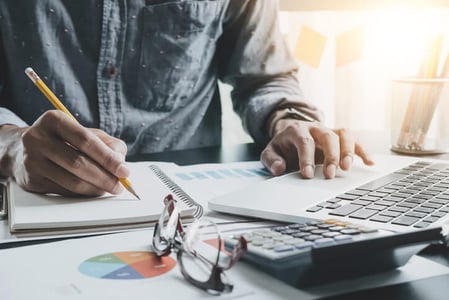 Mann arbeitet an Marketing Reporting