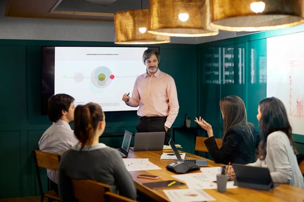 alternative zu powerpoint präsentation Mann-hält-Präsentation-mit-PowerPoint-Alternative