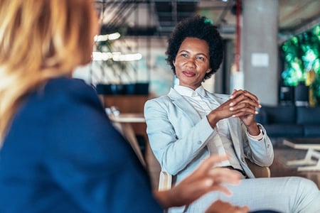 Frauen sitzen und unterhalten sich über die Unterschiede zwischen B2B und B2C