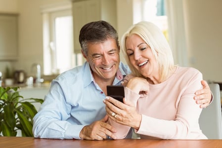 Paar-aus-der-Boomer-Generation-schaut-gemeinsam-auf-Smartphone