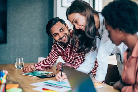 Kollege und zwei Kolleginnen arbeiten am Brand Management für Unternehmen