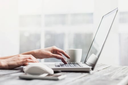 Business-Blog-wird-an-einem-Laptop-erstellt