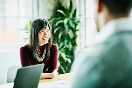 Frau-sitzt-am-Tisch-in-einem-Kundengespräch