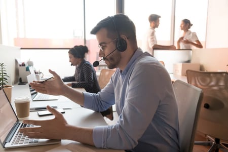 Mann und Frau sind am Telefon im Kundengespräch