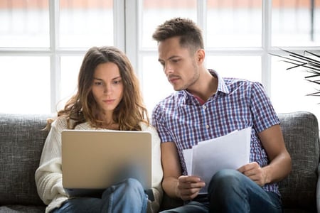 Frau und Mann sitzen nebeneinander und besprechen Demand Planning
