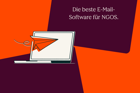 Person sucht nach der besten E-Mail-Marketing-Software für NGOs