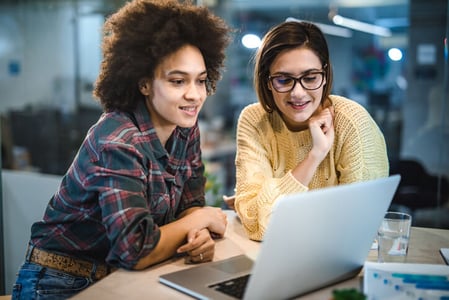 Zwei-Frauen-arbeiten-mit-Laptop-an-E-Mail-Kontaktmanagement