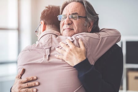 Umarmung-zweier-Personen-in-emotionaler-Werbung