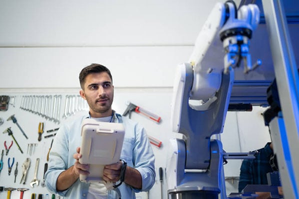 Mann absolviert FMEA an Roboter