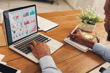 Mann-blickt-auf-Google-Analytics-Dashboard-auf-Laptop-Bildschirm