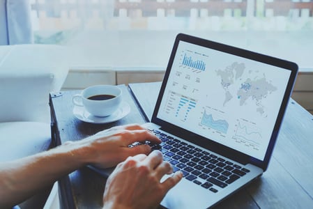 Google-Data-Studio-Vorlage-wird-auf-Laptop-angezeigt