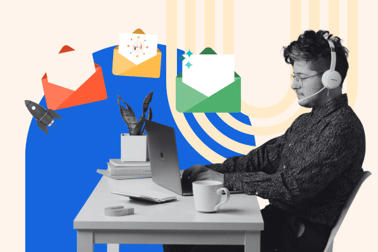 Vertriebler schreibt Follow-up-E-Mail am Laptop