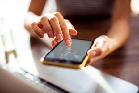 Person-nutzt-Smartphone-bei-dem-In-App-Werbung-angezeigt-wird