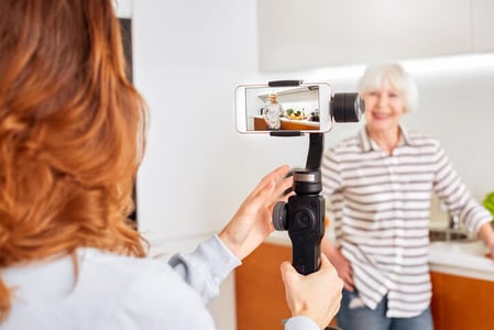 Frau filmt Frau für Instagram-Live-Video in Küche