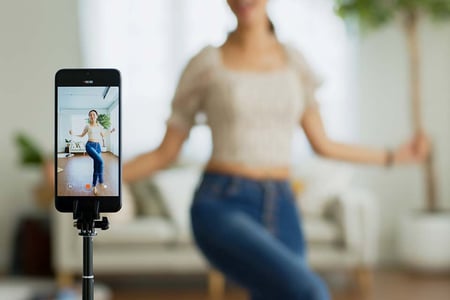 Frau-nimmt-per-Videoaufnahme-an-Instagram-Challenge-teil