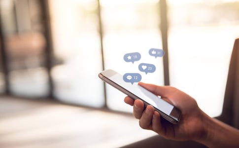 Person-schaut-Werbung-in-Instagram-Story-auf-Smartphone-an