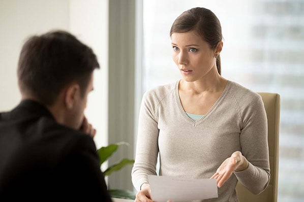 Frau gibt konstruktive Kritik an Ihren Gesprächspartner