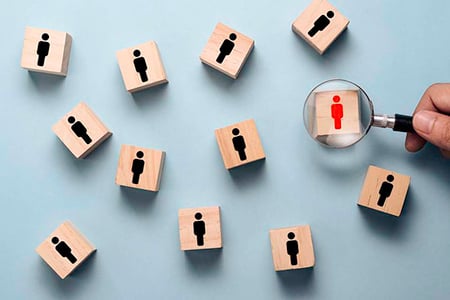 Hand-mit-Lupe-analysiert-Kundenstruktur