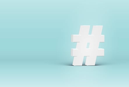 LinkedIn-Hashtag-vor-farbigem-Hintergrund
