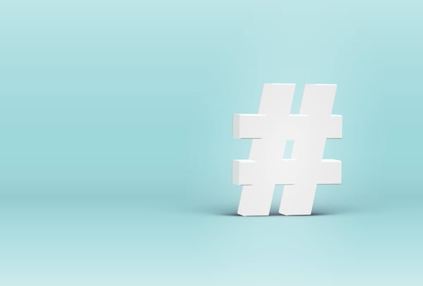 LinkedIn-Hashtag-vor-farbigem-Hintergrund