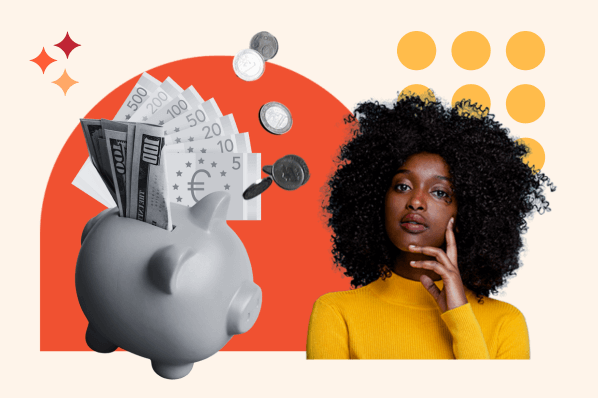 Frau mit Sparschwein und Geld denkt über Marketing-Budget nach