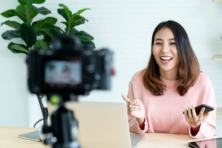 Micro Influencerin spricht in Kamera