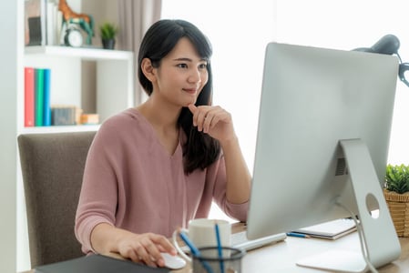 Frau-arbeitet-mit-Computerbildschirm-an-Microsite
