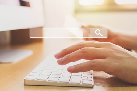 Hände-auf-Tastatur-arbeiten-an-Offpage-Optimierung-fuer-SEO