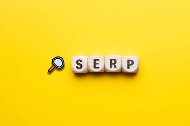 SERP-Schriftzug-mit-Lupe-vor-farbigem-Hintergrund