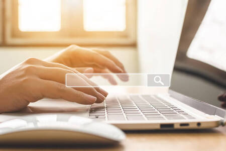 Suchanfrage wird mit Laptop durchgeführt