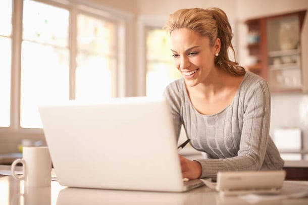 Frau-mit-Laptop-recherchiert-Kundenbindungsmaßnahmen