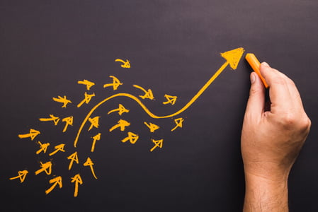 Lead-Nurturing symbolisiert durch Hand die Pfeil zeichnet