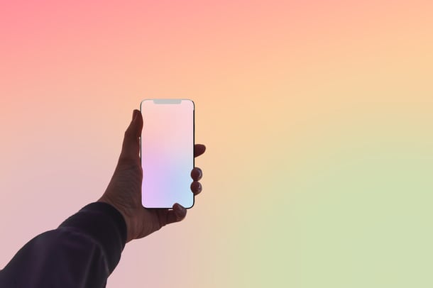 Hand-hält-Smartphone-vor-mehrfarbigem-Hintergrund