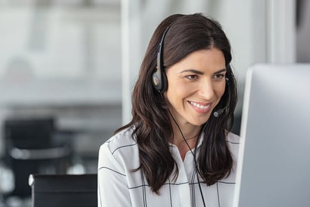 Service-Mitarbeitern-telefoniert-und-betreibt-proaktive-Kundenbetreuung