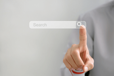 Hand nutzt Search Funktion