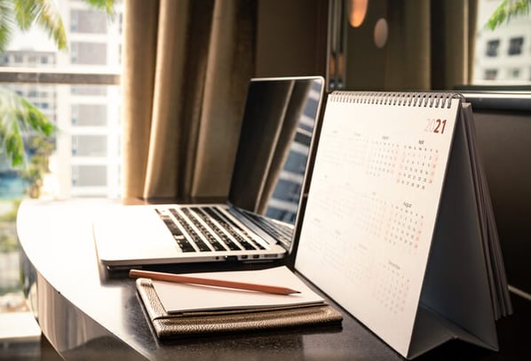 Zeitmanagement-mit-Laptop-Notziblock-und-Kalender