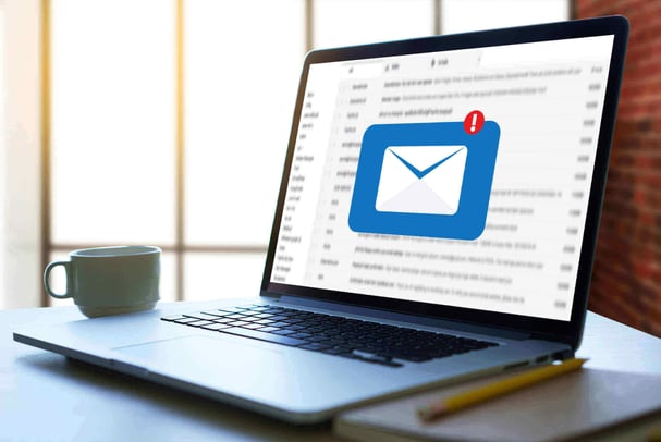 Serienmail-erscheint-im-Outlook-Konto-auf-Laptop-Bildschirm