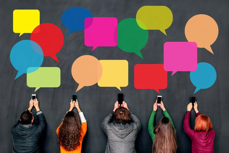 Menschen-nutzen-Smartphones-mit-farbigen-Sprechblasen
