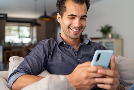 Mann-nutzt-Smartphone-für-Telegram-Chat