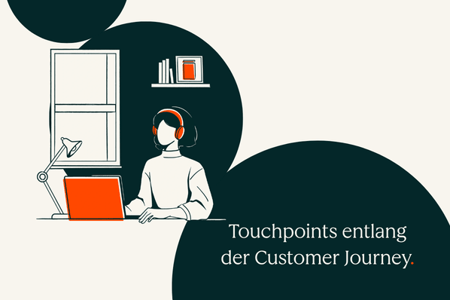 Person beschäftigt sich mit Touchpoints am Laptop