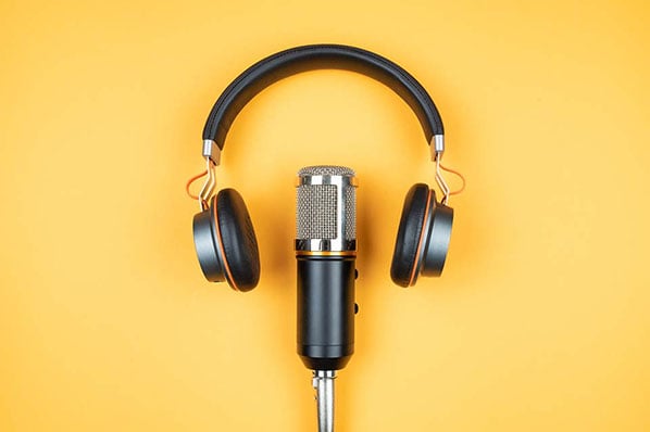 Mikrofon und Kopfhörer symbolisieren Unternehmens-Podcast