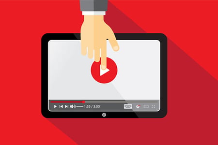Hand klickt auf YouTube Thumbnail auf Tablet