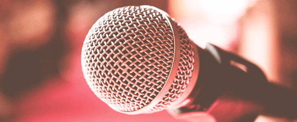 Mikrofon zum Agentur-Podcast starten