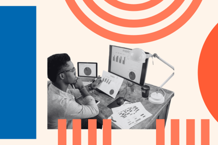 Person analysiert Traffic-Daten am PC
