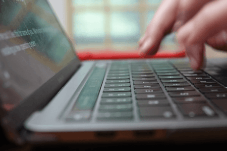 Person berechnet ARR (Annual Recurring Revenue) am Laptop