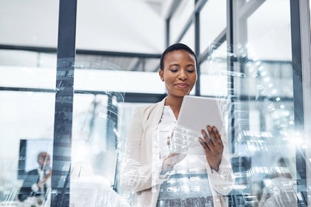Frau am Laptop arbeitet an B2B-E-Commerce