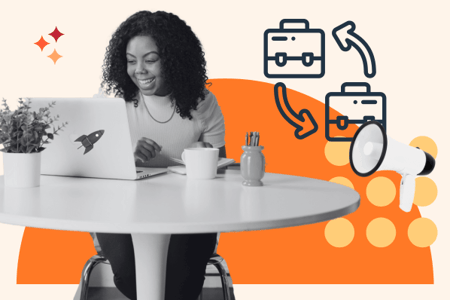 Marketerin beschäftigt sich mit B2B-Marketing am Laptop