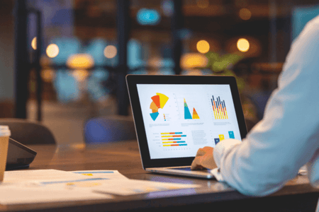 Mann am Laptop beschäftigt sich mit Big Data