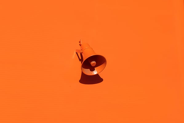 Megafon auf orangenem Hintergrund symbolisiert Brand Awareness